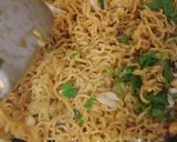 Foto langkah ke 6 dari resep Mie goreng jawa.