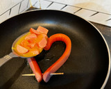 Foto del paso 3 de la receta: Corazoncitos de Frankfurt y tortilla