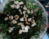 Hình bước làm 3 của món Rong biển trộn tôm thịt