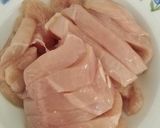 Foto del passaggio 1 della ricetta Pollo con pinoli e uvetta