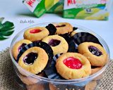 Foto langkah ke 4 dari resep Thumbprint Cheese Cookies.