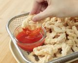 Foto langkah ke 7 dari resep Cumi Goreng Tepung Tapioka Devina Hermawan.