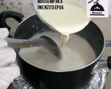 A picture of step 3 of Custard popsicles.