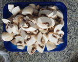 Foto del paso 1 de la receta: Muslitos de pollo con champiñones  7º