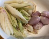 รูปขั้นตอนการทำที่ 1 ของ ต้มข่าไก่+เห็ด🍄