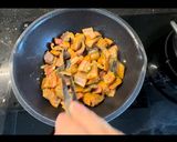 Hình bước làm 4 của món Lươn om chuối đậu