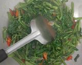 Foto langkah ke 3 dari resep Tumis Kangkung Simpel.