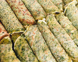 Foto del paso 2 de la receta: CANELONES DE 🥞PANQUEQUES 🥞 VERDES RELLENOS DE 🍖JAMÓN Y QUESO 🧀😋🤩👏