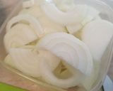 Fokhagymás sertésszűz, sült krumplival, karamellizált hagymával recept fázis 4 fotója