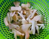 Hình bước làm 1 của món Mực ống xào mướp và nấm bào ngư