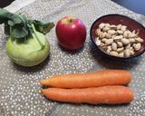Foto del passaggio 1 della ricetta Insalata di cavolo rapa, carote, mele e pistacchi