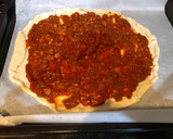 Foto del paso 1 de la receta: Pizza con salsa napolitana bacon, jamón dulce y huevos de codorniz