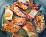 Foto del paso 1 de la receta: Patatas guisadas con costillas adobadas