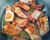 Foto del paso 1 de la receta: Patatas guisadas con costillas adobadas