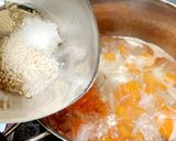 Foto langkah ke 4 dari resep Sop Bening Bayam Wortel.
