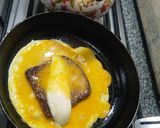 Foto del paso 2 de la receta: Tostada con huevo y queso
