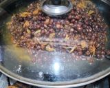 A picture of step 4 of Tawa masaledar kale chanay.