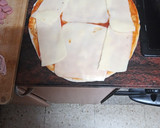 Foto del paso 2 de la receta: Pizza de jamón cocido, salchicha y aceitunas