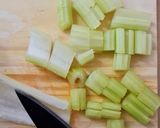 Foto del paso 1 de la receta: Apio: smoothie bowl agridulce con manzana y nuez 🥣 + infusión con limón 🍵 Dos recetitas con apio