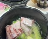 Une image de l'étape 2 de Travers de porc avec des saucisses aux légumes.