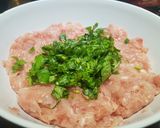 Foto del paso 1 de la receta: Hamburguesas de pavo y albahaca rellenas con queso