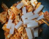 Hình bước làm 6 của món Đậu nưa xào kim chi gà và nấm đùi gà