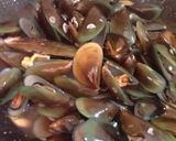 Foto langkah ke 3 dari resep Kerang Hijau Asam Manis.