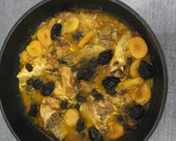 Foto del paso 4 de la receta: Pollo 🐓 rustido con ciruelas y orejones para Navidad 🎄🎁