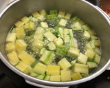 Foto del paso 1 de la receta: Tortilla de calabacín rellena de cosas ricas 😍😍