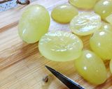Foto del paso 2 de la receta: Crujiente de morcilla con uvas y pera