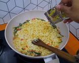 Foto langkah ke 5 dari resep Indomie Nyemek mix Daun Gingseng Jawa.