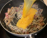 Foto del paso 4 de la receta: Revuelto de gulas, setas y panceta