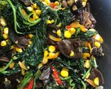 Foto langkah ke 3 dari resep Tumis Bayam Jagung Jamur Saus Tiram.