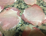 Foto del paso 1 de la receta: Filetes de lomo rellenos de jamón y queso con salsa ‘pimienta’