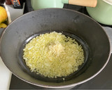Foto del paso 2 de la receta: Estofado de solomillo ternera al ajillo con almendras