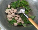 Foto langkah ke 4 dari resep Tumis Bayam with Bakso.