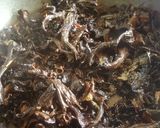Foto del paso 6 de la receta Alubias con bacalao y trompetas de la muerte