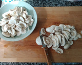 Foto del paso 3 de la receta: Champiñones salteados con cebolla 🍃