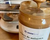 Une image de l'étape 2 de Cookies à la purée de noisettes, chocolat noir à la fleur de sel Omie et noisettes entières grillées.
