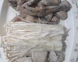 Foto langkah ke 2 dari resep Seblak Campuran (ceker, jamur enoki, siomay).