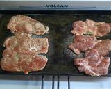 Foto del paso 3 de la receta: Bifes de res y bondiola de cerdo a la chapa