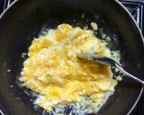 Foto langkah ke 2 dari resep Scramble egg with hot tuna sous (orak-arik telur dgn saus tuna).