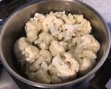 Une image de l'étape 3 de Gratin de chou fleur aux deux sauces, ail et emmental râpé.