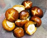 Hình bước làm 1 của món Canh Cải Thìa Thịt Viên Nấm