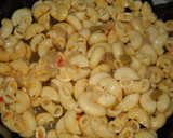 Foto del paso 3 de la receta: Fideos coditos en salsa con arvejas