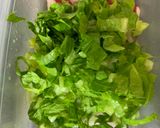 صورة لخطوة 1 من وصفة سلطة فجل وخس 🥗
