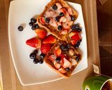 Foto del paso 3 de la receta: Tostadas francesas con arándanos y fresas 😋🍓🍞
