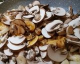 Foto del passaggio 3 della ricetta Pollo alle mandorle con salsa di soia e funghi