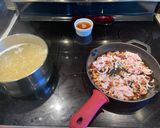 Une image de l'étape 2 de Penne carbonara au flanc de porc fumé.