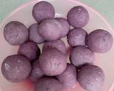 Foto langkah ke 3 dari resep Jemblem Ubi ungu isi coklat.